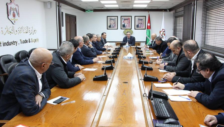 وزير الصناعة والتجارة يبحث مع مستوردي الغذاء استدامة المخزون الآمن وتسهيل الاستيراد 12/3/2026 | وزارة الصناعة والتجارة والتموين