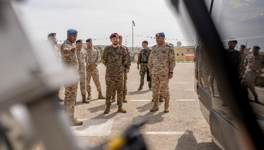 الأمير الحسين بن عبدالله الثاني ولي العهد وعدد من الضباط في الجيش العربي | الديوان الملكي