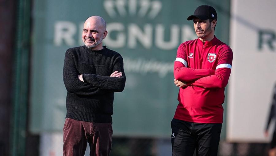 الأمير علي خلال حضوره تدريبات المنتخب الأردني بجانب جمال السلامي