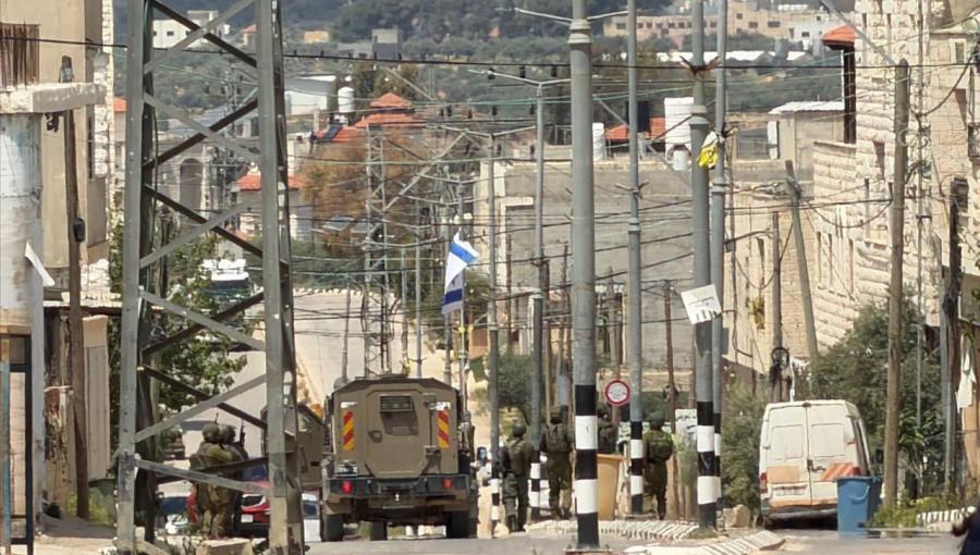 اندلاع مواجهات بين الشبان وقوات الاحتلال على الشارع الرئيسي في بلدة بيت فوريك شرق نابلس 20/4/2026 | فلسطين بوست