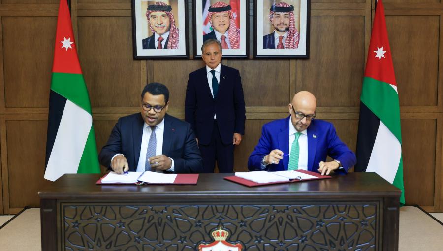 جانب من التوقيع على الاتفاقية الفنية القانونية النهائية لمشروع الناقل الوطني 21/4/2026 | رئاسة الوزراء