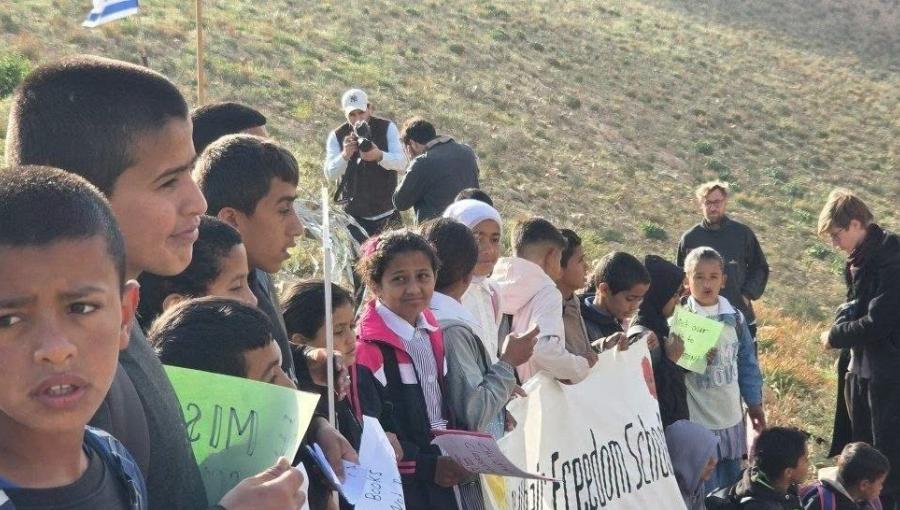وقفة طلابية احتجاجية نظمها طلبة مدرسة "أم الخير" في منطقة مسافر يطا جنوب الخليل رفضا لاستمرار منعهم من الوصول إلى مدرستهم لليوم السابع على التوالي 19/4/2026 | فلسطين بوست