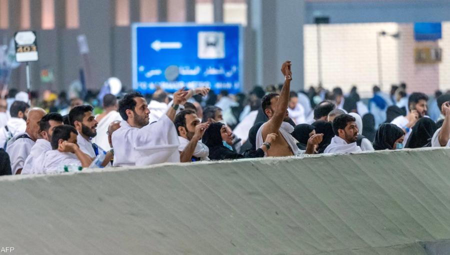 حجاج أثناء رمي الجمرات خلال ثاني أيام التشريق في موسم الحج 2025