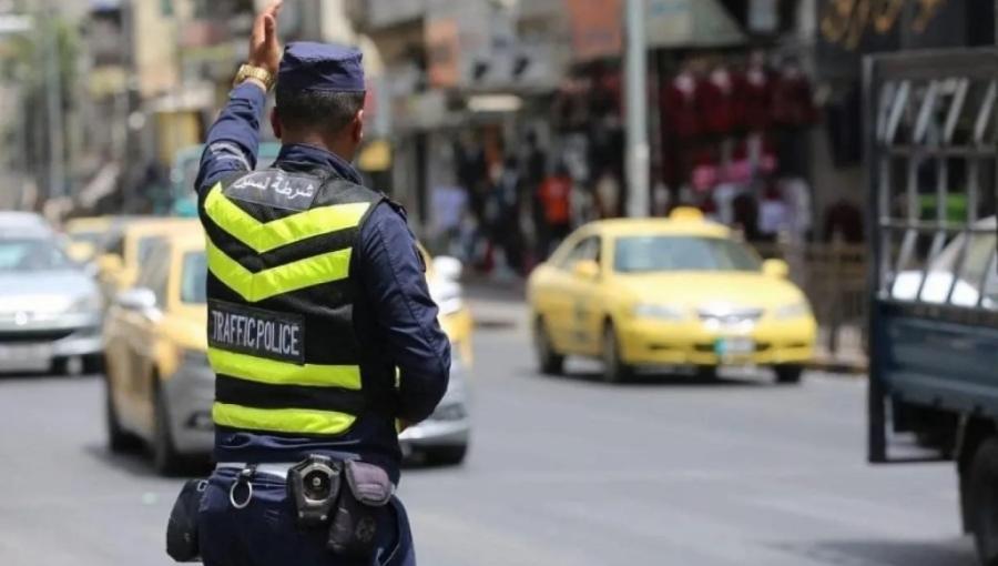 رجل سير في أحد شوارع العاصمة عمان