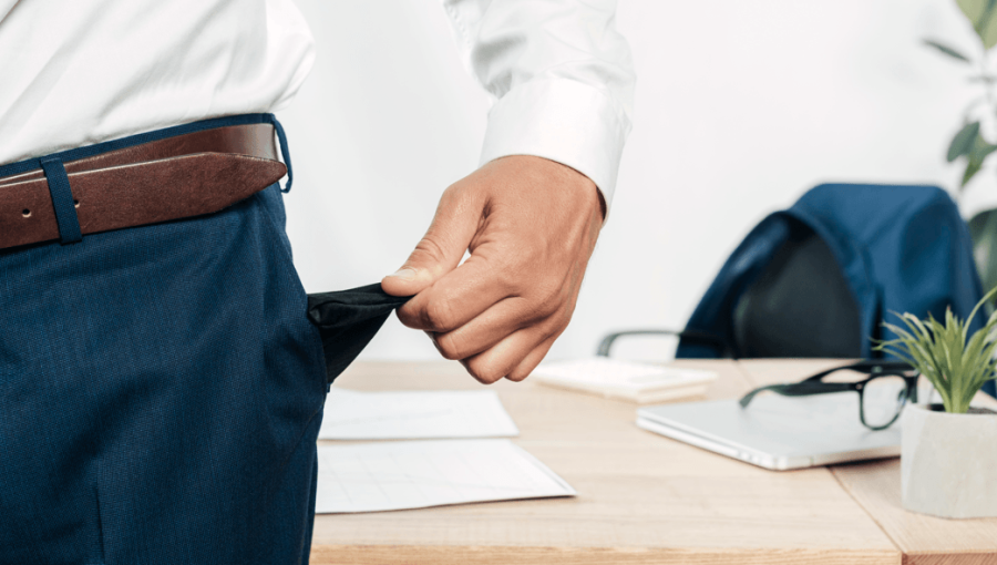 شخص يخرج جيبه الفارغ | تعبيرية freepik