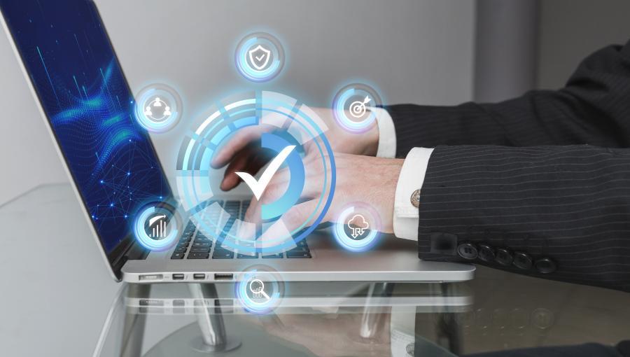 شخص يستخدم حاسوبا محمولا | تعبيرية