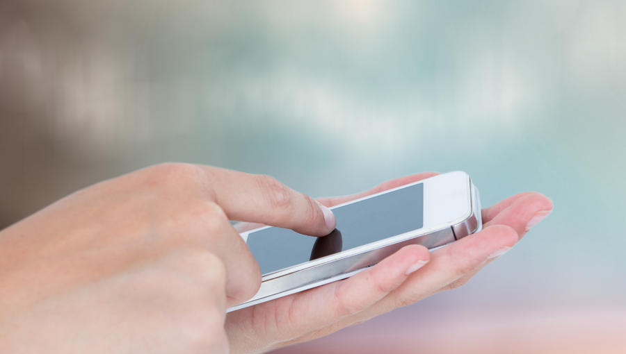 شخص يستخدم هاتفه | تعبيرية freepik