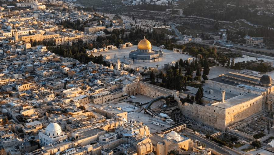 صورة جوية تظهر المسجد الأقصى المبارك وتبدو قبة الصخرة المشرفة لامعة