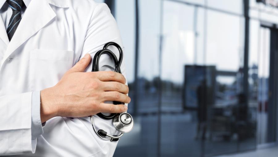 طبيب يحمل سماعة طبية | تعبيرية