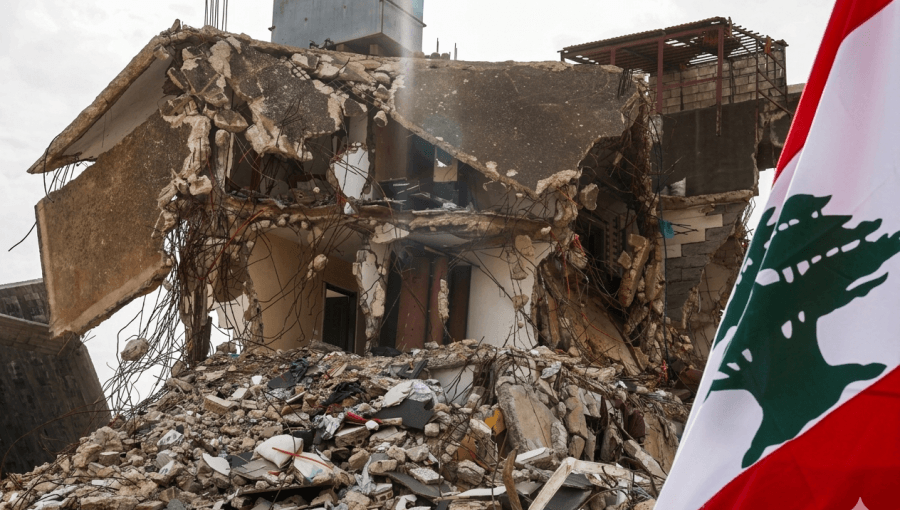 علم لبنان بجوار مبنى دمرته غارة إسرائيلية في قرية كفر كلا جنوب لبنان | رويترز