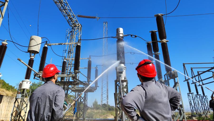 عمال يجرون أعمال صيانة في إحدى محطات توليد الكهرباء | شركة الكهرباء الوطنية