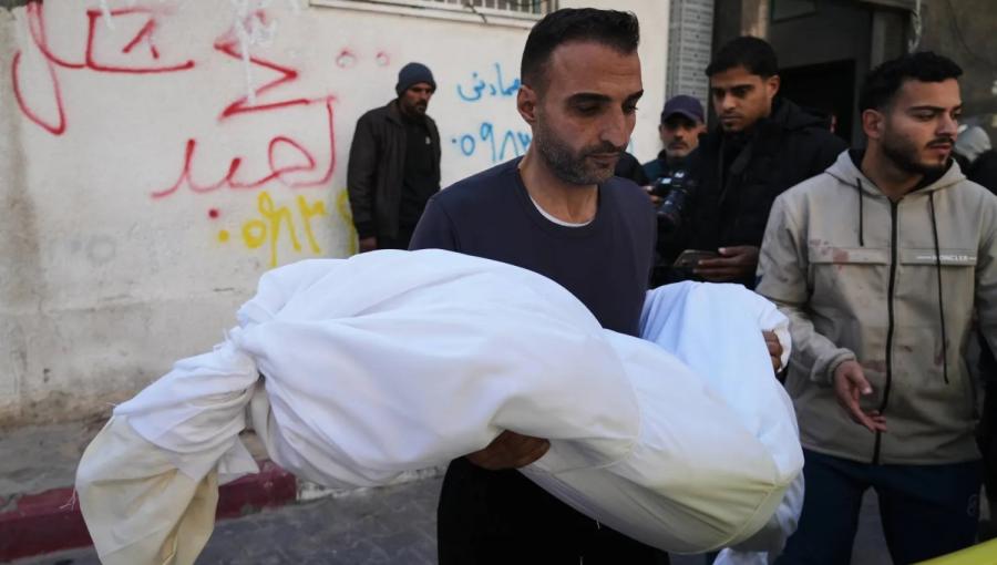 أرشيفية لفلسطيني يحمل جثمان طفلة عمرها 11 سنة استشهدت بنيران الاحتلال الإسرائيلي في جباليا | أسوشييتد برس