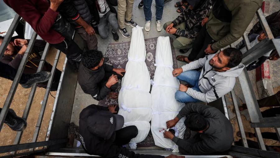 فلسطينيون بجوار جثماني شهيدين إثر غارة إسرائيلية على غزة 26/2/2026 | رويترز