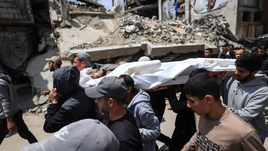 فلسطينيون نازحون يحملون جثمان الشهيد أيمن أبو حسنة خلال جنازته في مخيم البريج للاجئين وسط قطاع غزة 20/4/2026 | وكالة الأنباء الفرنسية