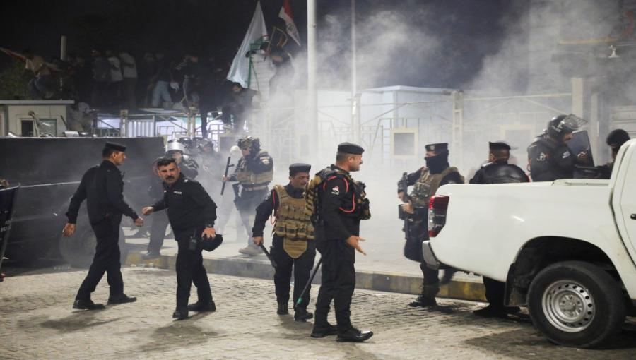 قوات أمن عراقية أمام القنصلية الكويتية في البصرة 7/4/2026 | رويترز