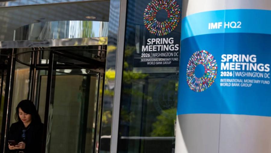 لافتات اجتماعات الربيع لصندوق النقد الدولي لعام 2026 خارج مقر الصندوق في واشنطن | وكالة الأنباء الفرنسية