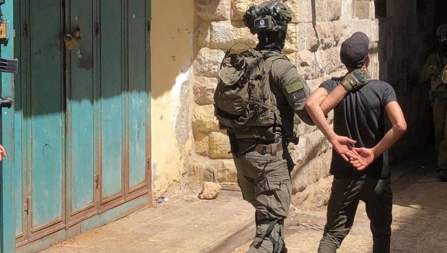 لحظة اعتقال شاب والتنكيل به خلال اقتحام البلدة القديمة بنابلس 27/4/2026 | فلسطين بوست