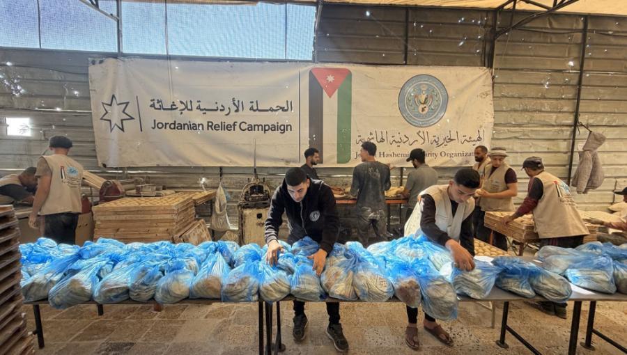 مخبز الحملة الأردنية يوزع الخبز الطازج على النازحين في مواصي خانيونس