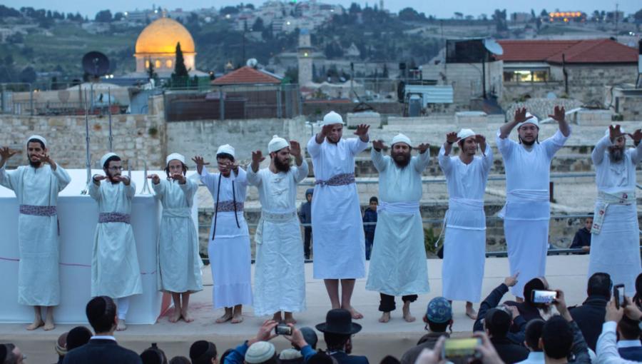مستوطنون يؤدون طقوسا تلمودية خلال أحد أعياد الفصح السابقة في البلدة القديمة بالقدس المحتلة