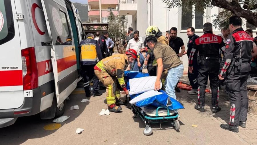 مسعفون ينقلون القتلى والمصابين في هجوم على مدرسة في كهرمان مرعش بجنوب تركيا وسط انتشار للشرطة 15/4/2026 | إعلام تركي