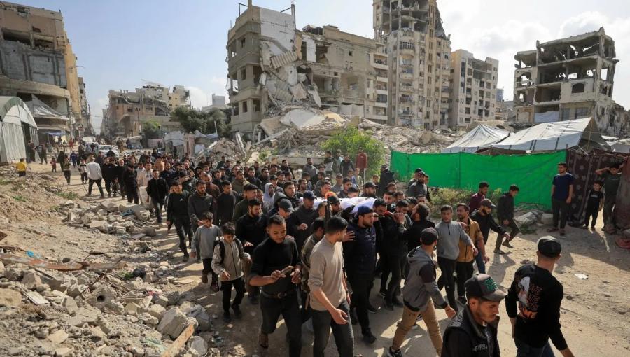 مشيعون يحملون جثمان الفلسطيني عبد الرحمن الخضري الذي استشهد في غارة إسرائيلية على مدينة غزة 6/4/2026 | رويترز