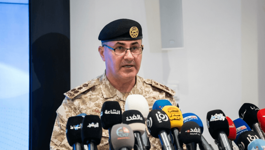 مدير الإعلام العسكري في القوات المسلحة العميد الركن مصطفى الحياري خلال إيجاز صحفي حول حصيلة التصدي للهجمات الجوية الإيرانية ضمن عملية درع الأردن 4/4/2026 | القوات المسلحة الأردنية