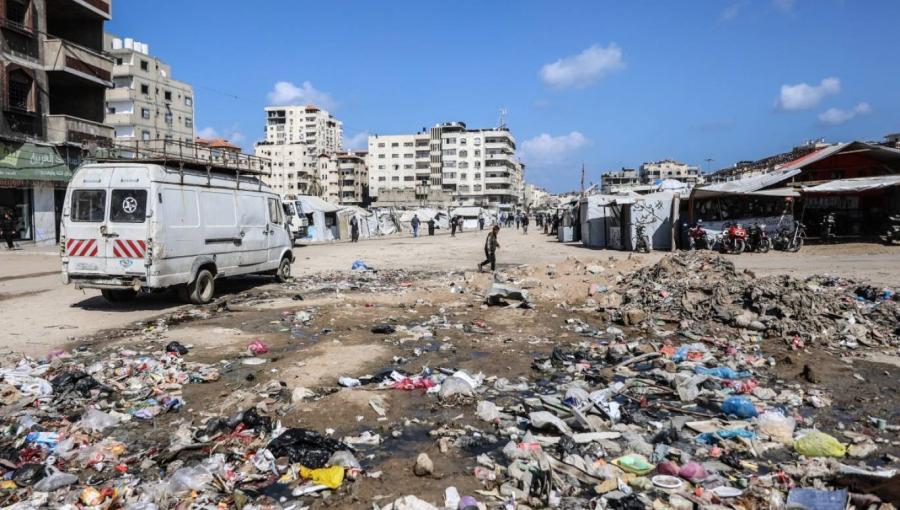 مياه صرف صحي ونفايات تحاصر خيام النازحين في غزة | وكالة الأنباء الفرنسية