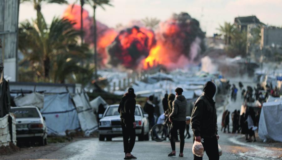 نيران تتصاعد من مكان استهدفه الاحتلال قرب مخيم للنازحين بدير البلح وسط قطاع غزة | أرشيفية أسوشييتد برس