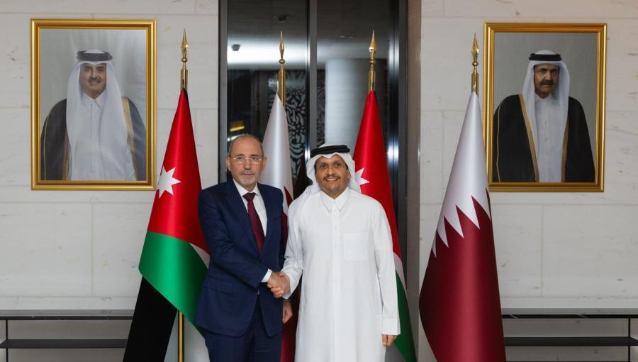 وزير الخارجية أيمن الصفدي خلال لقاء سابق مع نظيره القطري الشيخ محمد بن عبد الرحمن آل ثاني في الدوحة