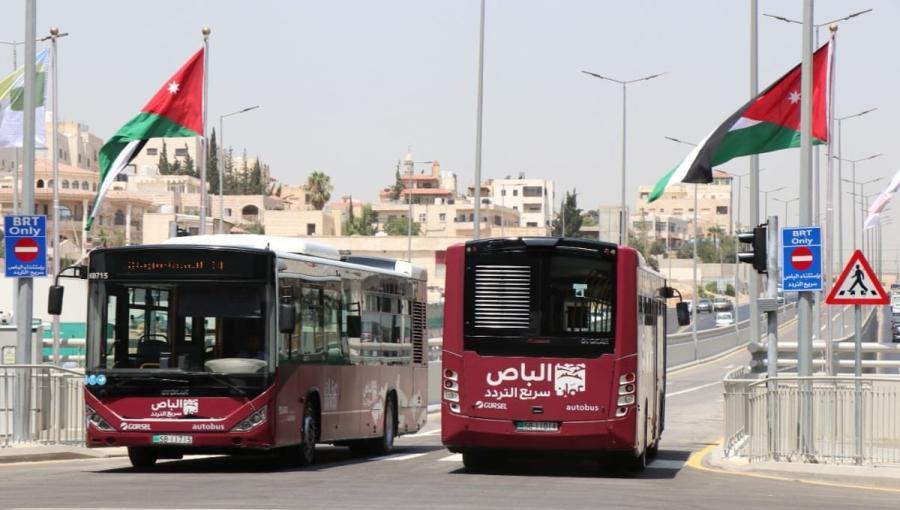 حافلات نقل ركاب تعمل على خطوط الباص السريع