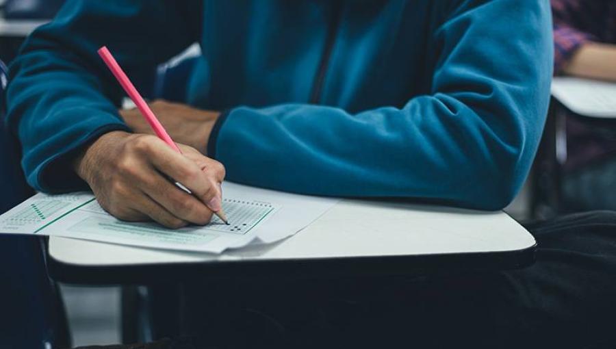 طالب يؤشر على الإجابات في ورقة امتحان | تعبيرية