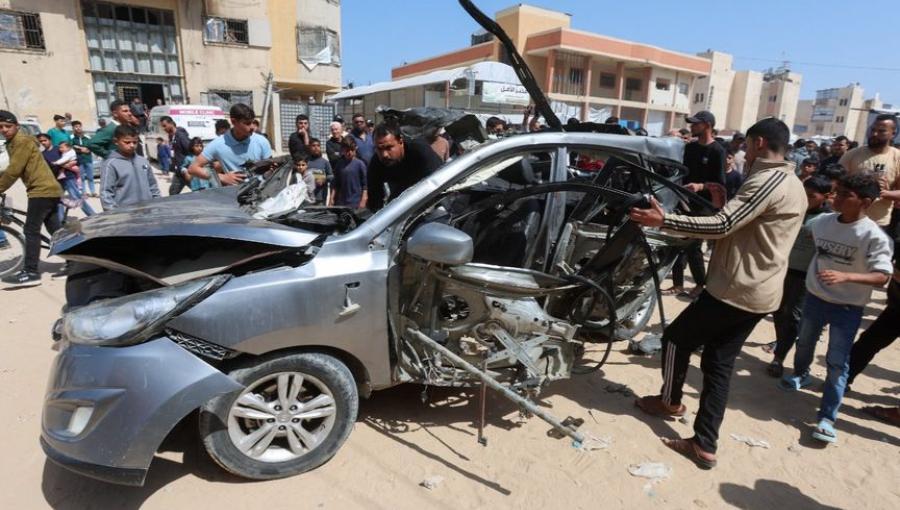 غارة إسرائيلية على سيارة تقل شرطيين فلسطينيين في خانيونس جنوبي قطاع غزة 10/5/2026 | رويترز