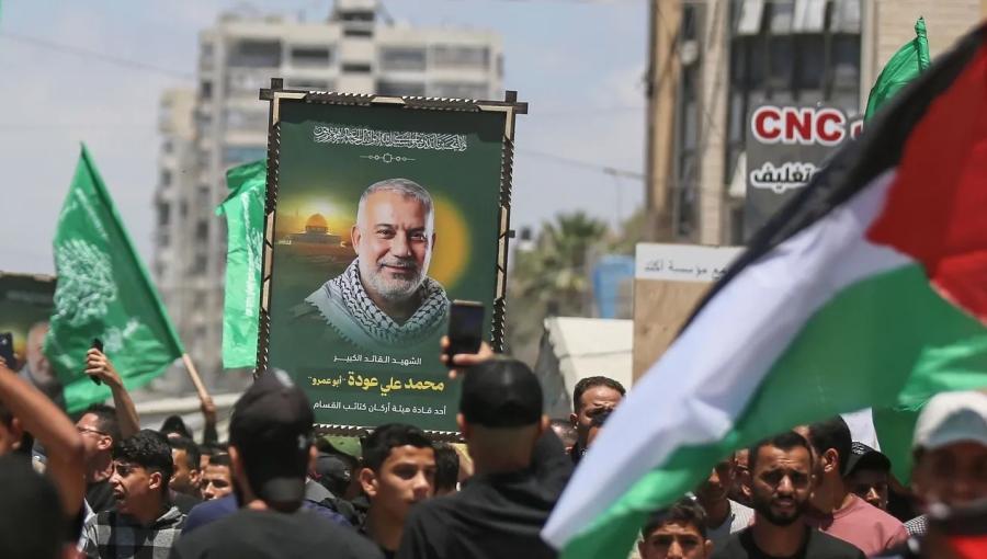 فلسطينيون خلال جنازة محمد عودة قائد أركان كتائب القسام الذي اغتيل في غارة إسرائيلية على مدينة غزة | الأناضول