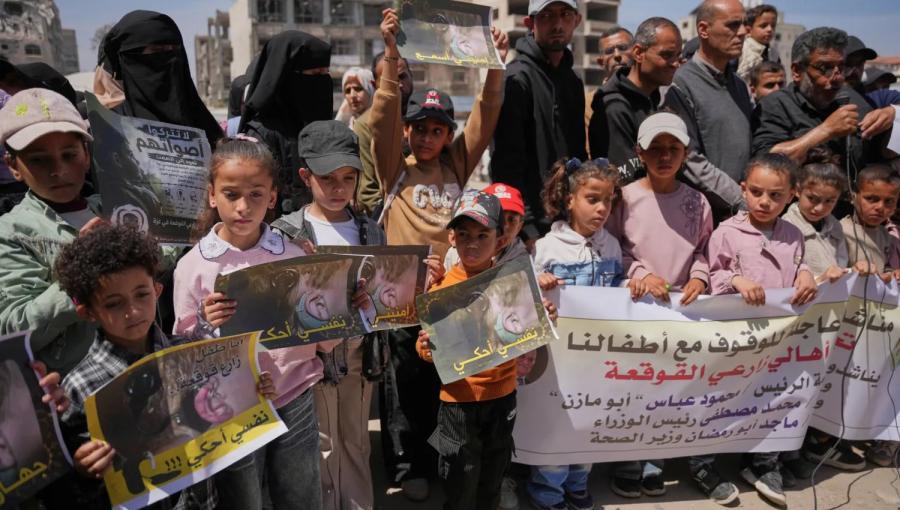 فلسطينيون يحتجون على نقص المعدات والمستلزمات الطبية في مدينة غزة 2/5/2026 | أسوشييتد برس