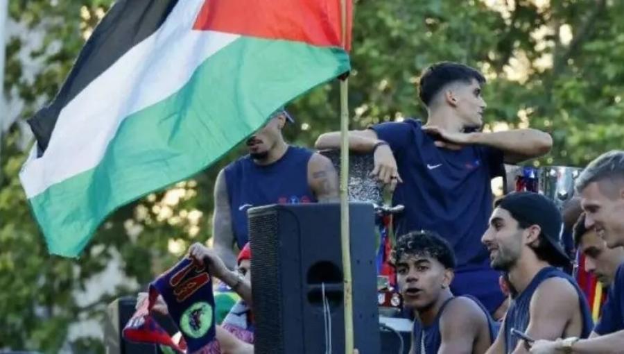 لامين يامال يحمل علم فلسطين