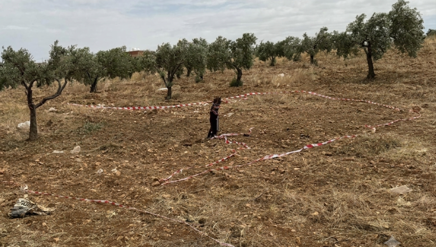 من موقع سقوط أحد أجزاء الطائرة المسيرة في أرض زراعية بمنطقة بليلة في محافظة جرش 20/5/2026 | مواقع التواصل