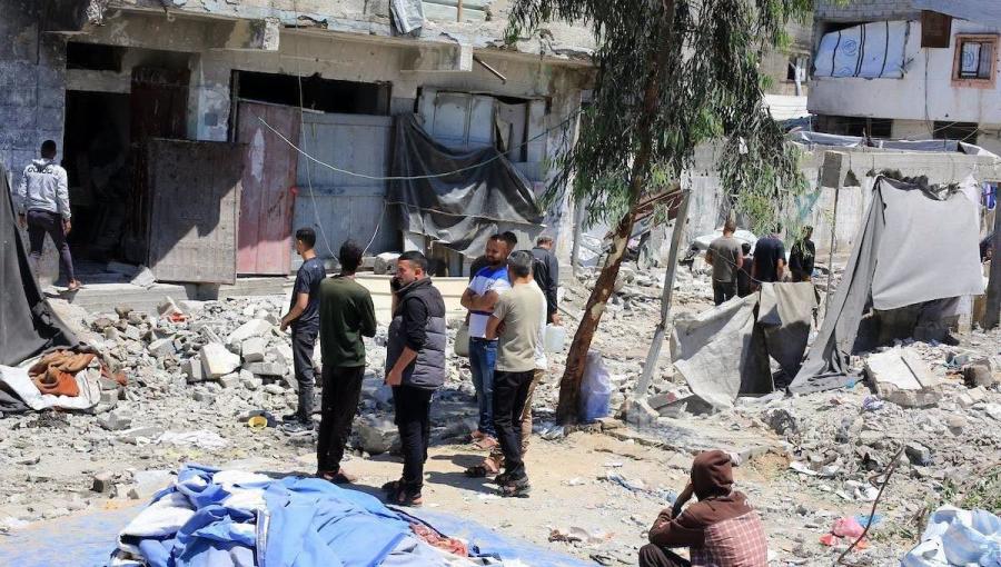 نازحون يتفقدون منازلهم وخيامهم المتضررة في مدينة غزة جراء استهداف شقة سكنية 28/5/2026 | وكالة الأنباء الفلسطينية