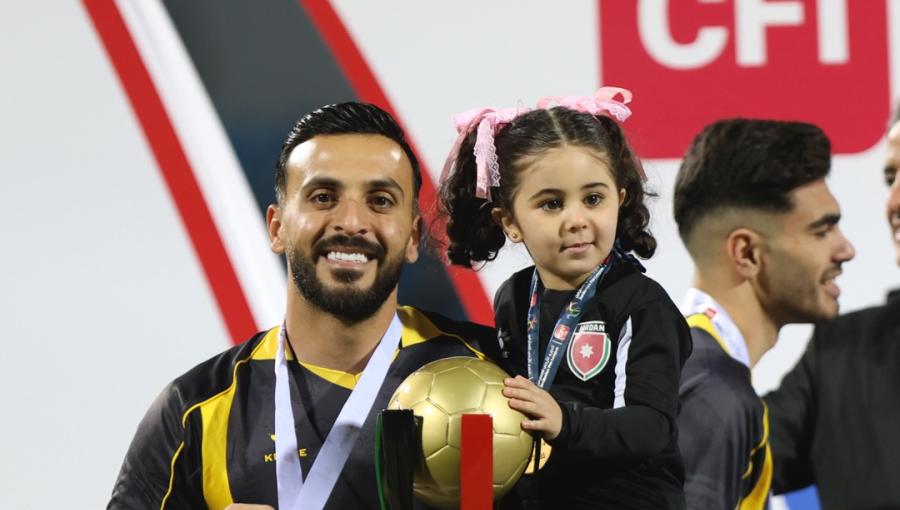 يزيد أبو ليلى خلال تكريمه مع فريق الحسن إربد بالكأس 16/5/2026