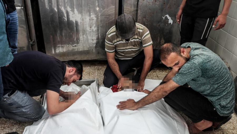 جانب من وداع أقارب شقيقين فلسطينيين استشهدا إثر قصف الاحتلال الإسرائيلي على منزل في مخيم المغازي وسط القطاع | 3 حزيران 2026| الأناضول