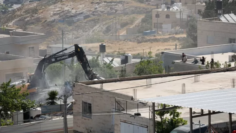 حفارة إسرائيلية تهدم مبنى للفلسطينيين في الضفة الغربية | رويترز