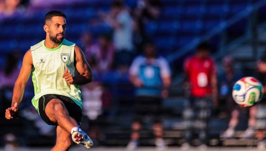 لاعب المنتخب الأردني علي علوان خلال تدريبات المنتخب قبل مباراته مع النمسا في كأس العالم 2026