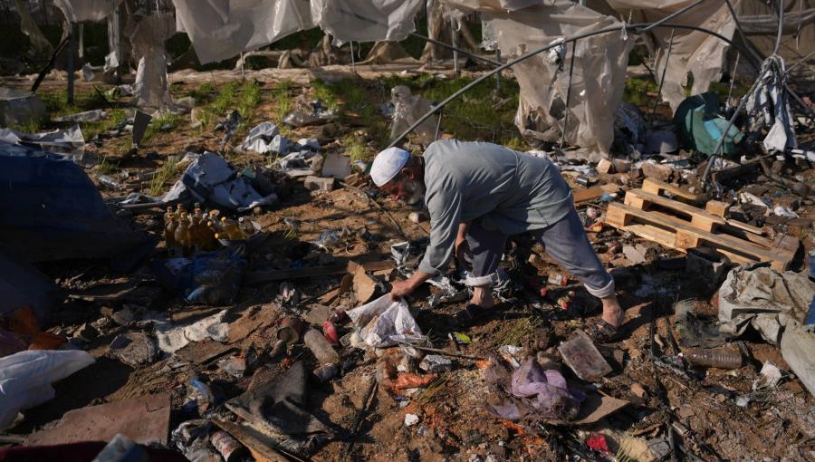 فلسطيني يتفقد الحطام بموقع غارة إسرائيلية في خانيونس جنوب قطاع غزة 29/5/2026 | أسوشييتد برس