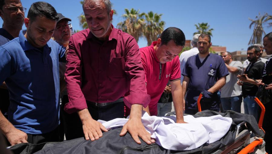 فلسطينيون يلقون نظرة أخيرة على جثمان الشهيد جمال أبو عون بمستشفى بدير البلح وسط غزة | أسوشييتد برس