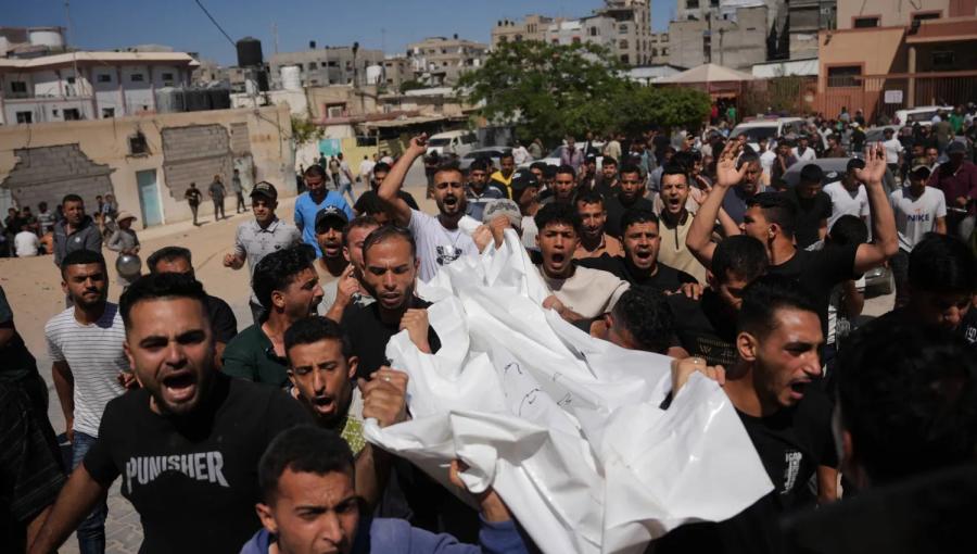 فلسطينيون يشيعون شهيدا إثر غارة جوية إسرائيلية في خانيونس جنوب غزة 8/6/2026 | أسوشيتيد برس