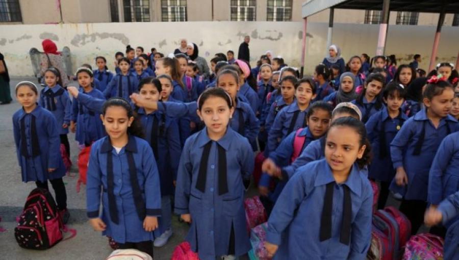 طالبات  خلال الطابور الصباحي في إحدى المدارس الحكومية
