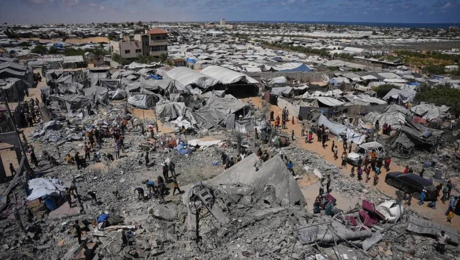 خيام نازحين وسط انقاض مباني دمرتها غارات الاحتلال الإسرائيلي في خانيونس جنوبي قطاع غزة | أسوشيتد برس