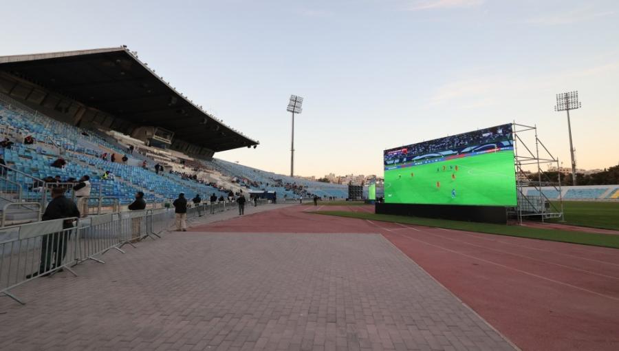 شاشات مخصصة لعرض مبارايات المنتخب الوطني لكرة القدم في مدينة الحسين للشباب | أرشيفية
