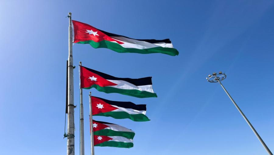 العلم الأردني يرفرف على السواري