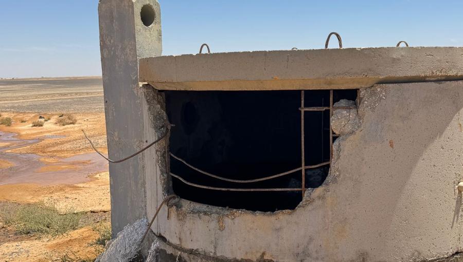 صورة توضح الاعتداء على خط الديسي في الجفر لسحب مياه بطريقة مخالفة | وزارة المياه والري