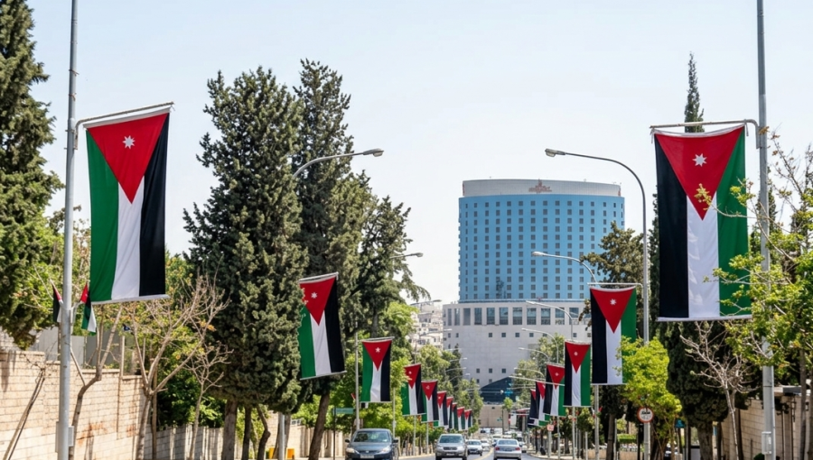 شارع زهران في العاصمة عمان مزين بالعلم الأردني ويظهر فندق الرويال